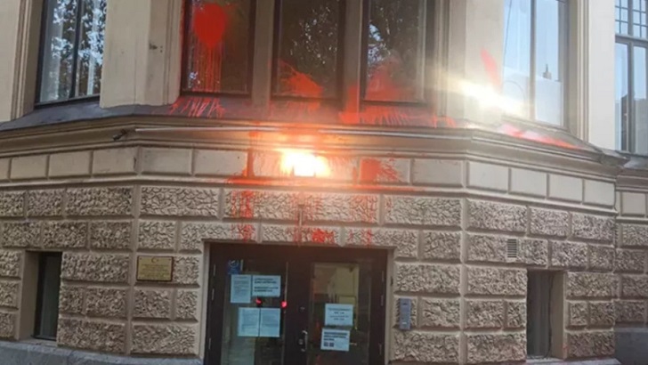 Büyükelçiliğimize çirkin saldırı