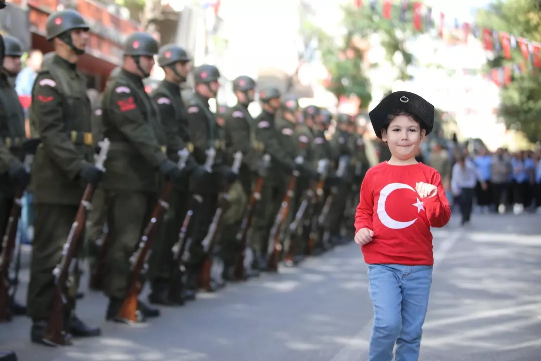 Tüm Türkiye’de 100. yıl coşkusu! Her yer kırmızı-beyaza büründü, 7’den 70’e herkes meydanlara akın etti