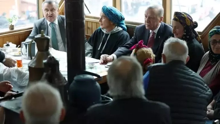 Cumhurbaşkanı Erdoğan, Ayder’de vatandaşlarla sohbet etti