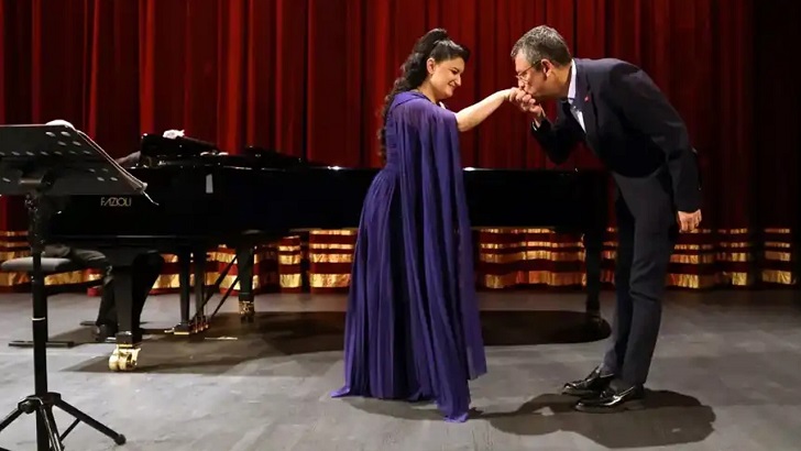 Türkiye düşmanının elini öpen Özgür Özel’den pes dedirten savunma