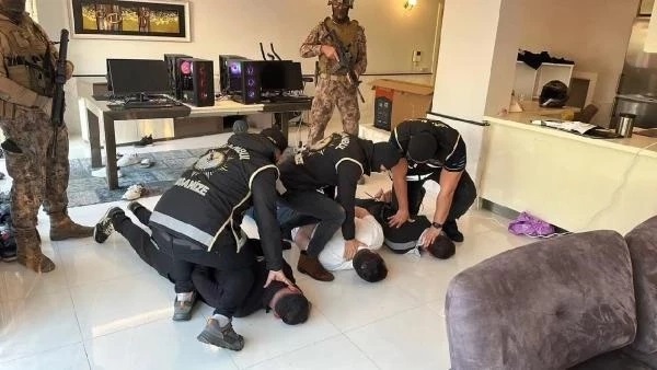 “Yolyemezler Çetesi”nin lideri, mutfak tezgahının altındaki gizli bölmede yakalandı