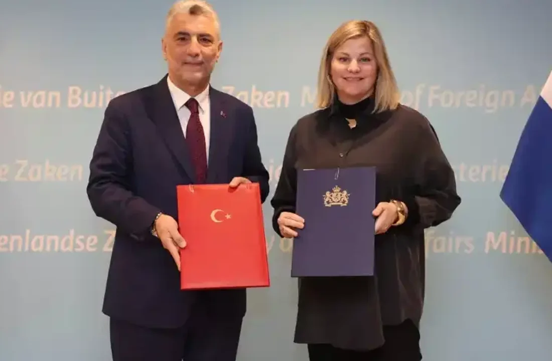 Türkiye ile Hollanda arasında imzalar atıldı