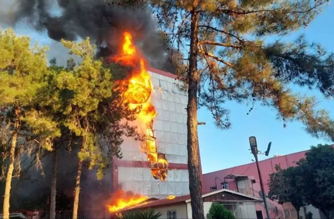 Alışveriş merkezinde korkutan yangın! Çok sayıda ekip sevk edildi