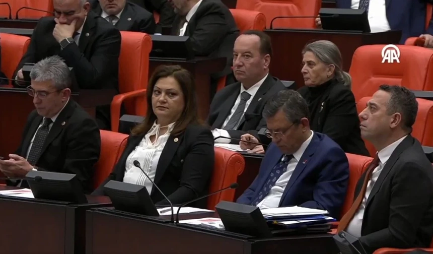 Özgür Özel, TBMM’de ‘terörle mücadele’ oturumunda uyukladı!