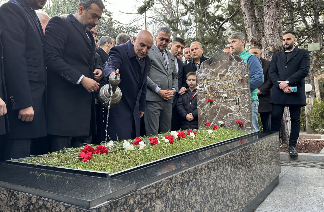Cumhur İttifakı ABB Başkan adayı Turgut Altınok, Başbuğ Türkeş’in kabrini ziyaret etti