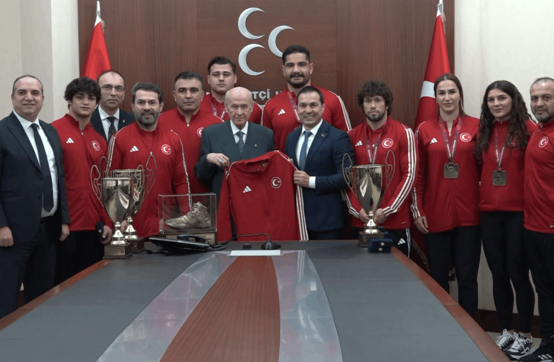 MHP Lideri Devlet Bahçeli, şampiyon güreşçileri kabul etti