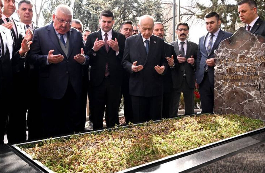 MHP lideri Devlet Bahçeli, Alparslan Türkeş’in kabrini ziyaret etti