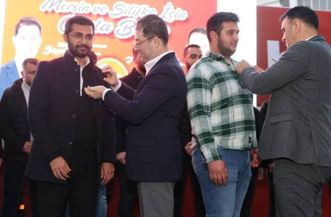 Silifke’de MHP’ye katılım! Yeni üyelere rozetleri takıldı