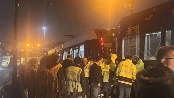 Zeytinburnu’nda iki tramvay çarpıştı