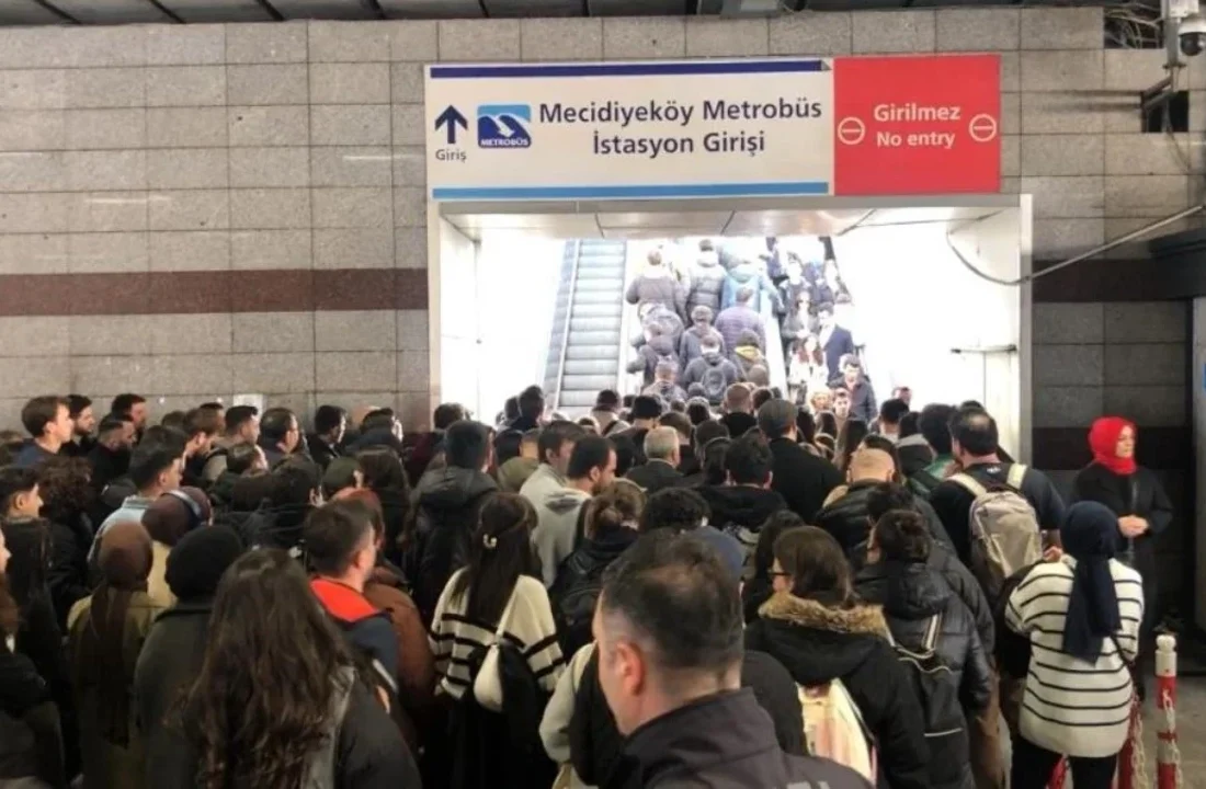 İstanbulluların çilesi bitmiyor! Metrobüs durağındaki yürüyen merdiven aniden durdu: 3 yaralı