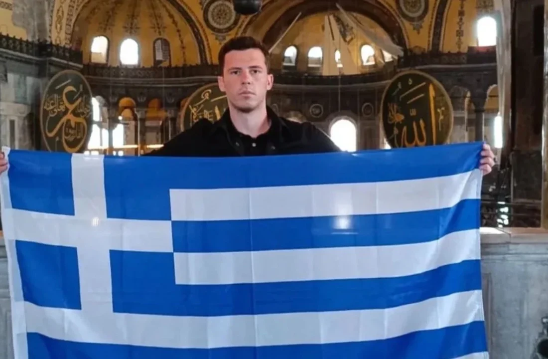 Ayasofya Camii’nde Yunan turistten provokasyon: Bayrak açıp fotoğraf paylaştı