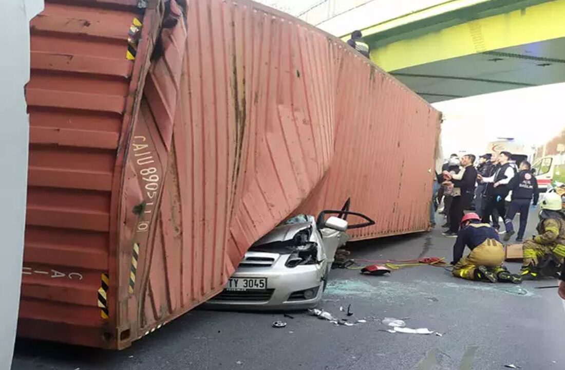 Bakırköy’de tır otomobilin üzerine devrildi: 4 ölü