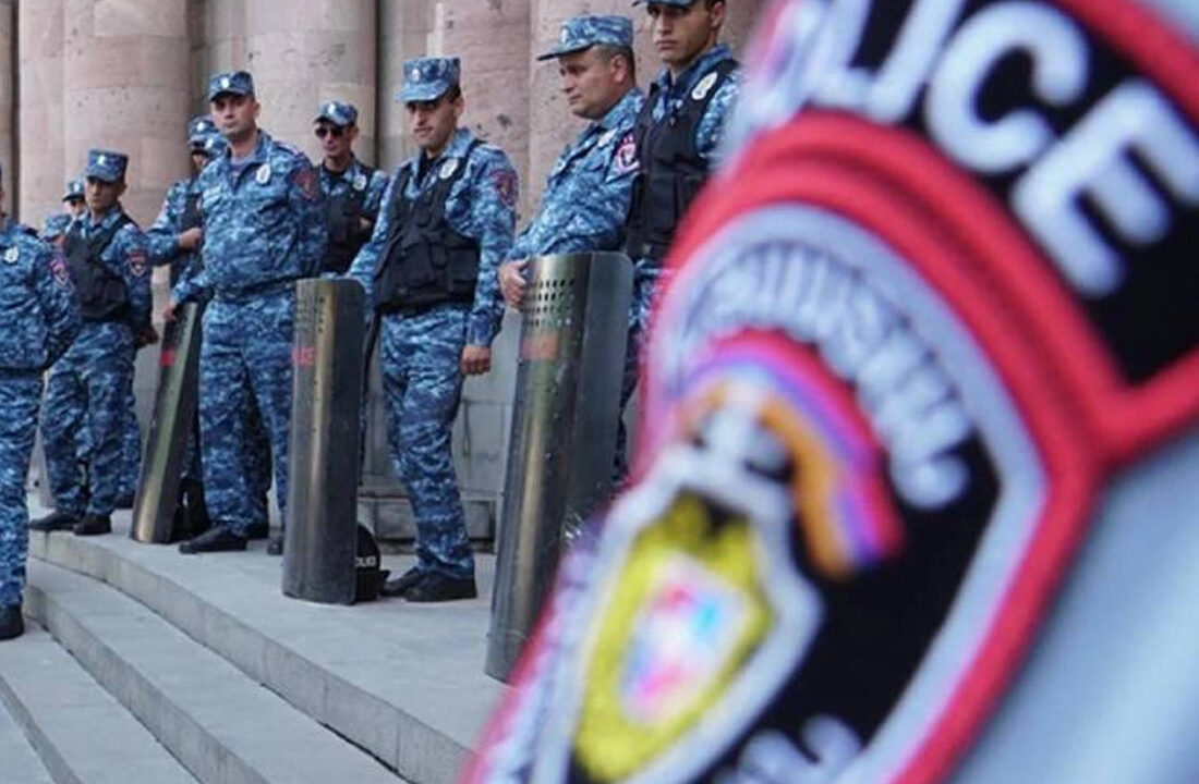 Ermenistan’da karakola el bombalı saldırı