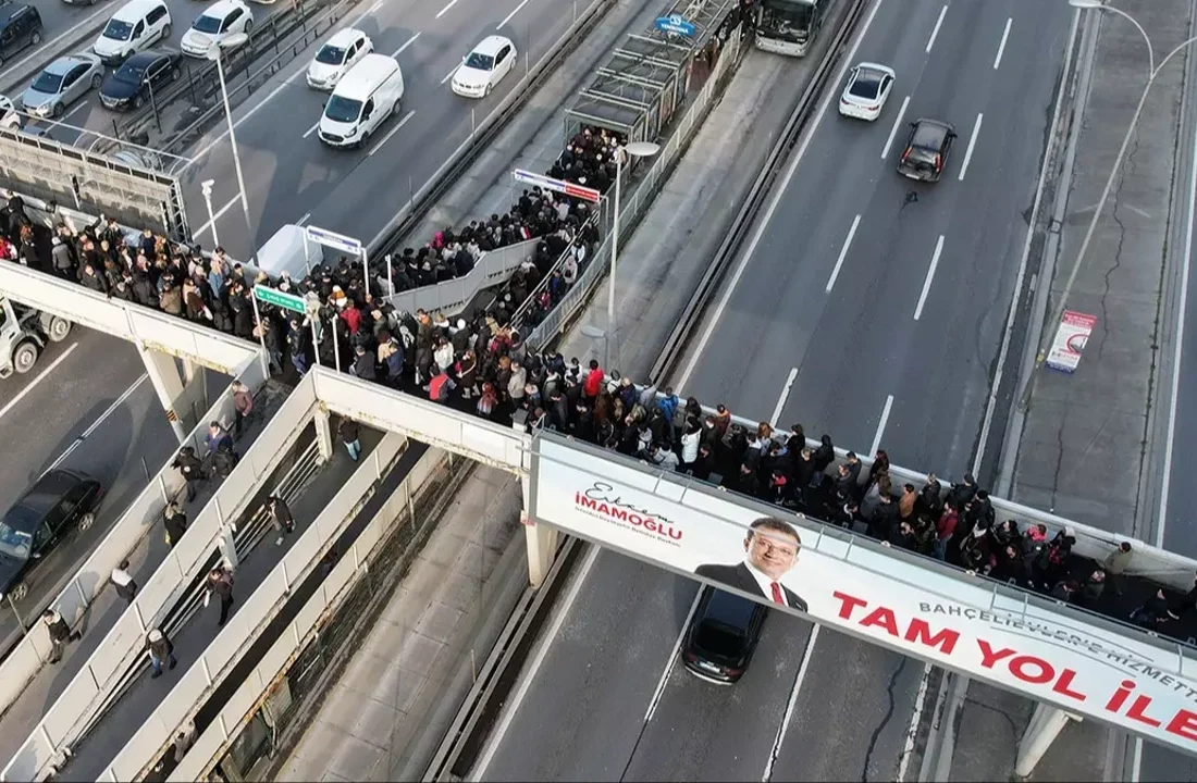 İstanbul’da trajikomik manzara! Metrobüs çilesi sırasında çekildi