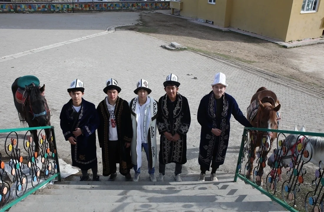 Van’daki Kırgız Türkleri yöresel kıyafetleriyle oy kullandı