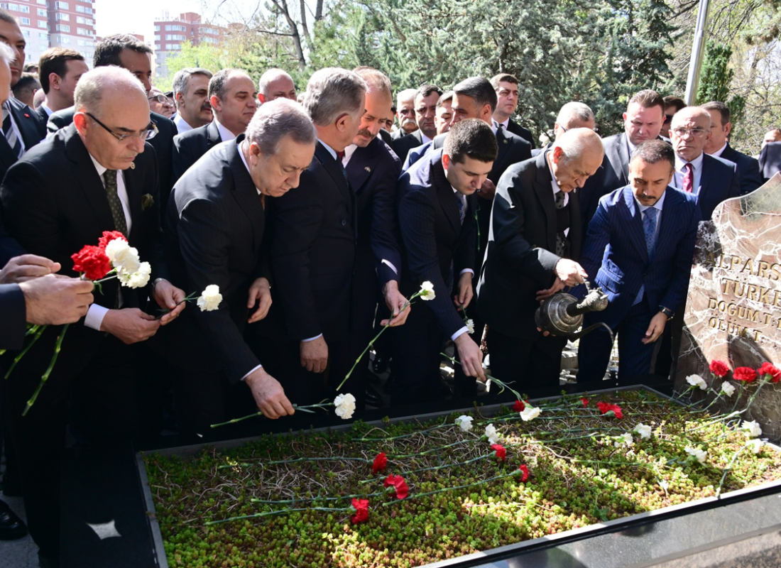 MHP lideri Devlet Bahçeli, Alparslan Türkeş’in kabrini ziyaret etti