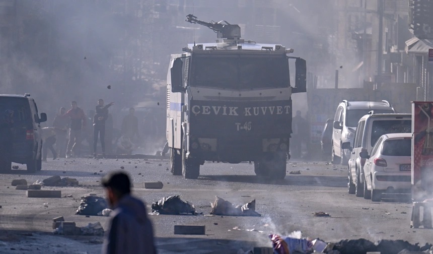 Van’da ve bazı doğu illerinde izinsiz yürüyüş! Polis müdahale etti