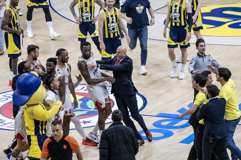 Fenerbahçe Beko – Monaco maçının ardından saha karıştı