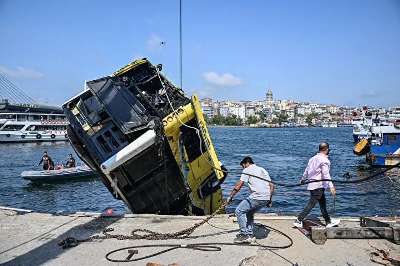 İBB’nin çalışması sırasında kaldırım çöktü: Hafriyat kamyonu denize düştü
