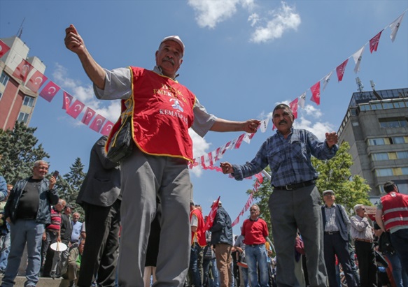 Özgür Özel emekli mitingi’nde konuştu