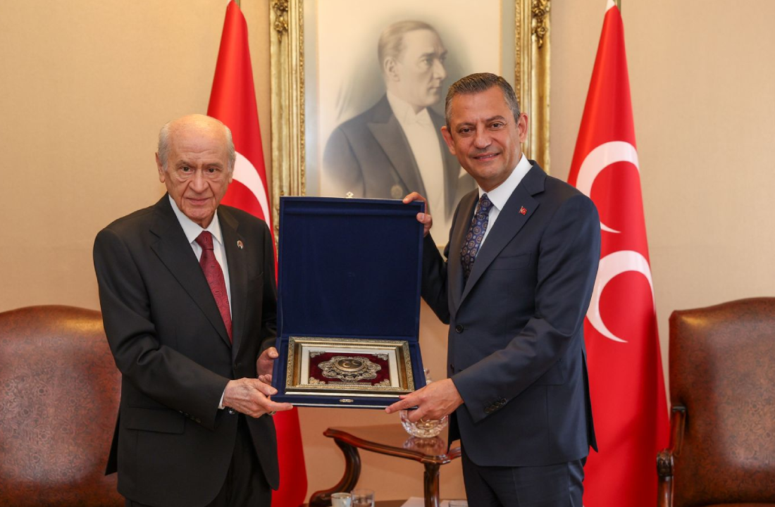 MHP Lideri Bahçeli’den Özgür Özel’e hediye: Üç hilal işlemeli tablo