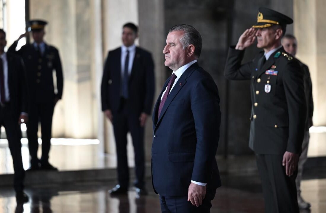 Gençlik ve Spor Bakanı Bak’tan Anıtkabir’e ziyaret