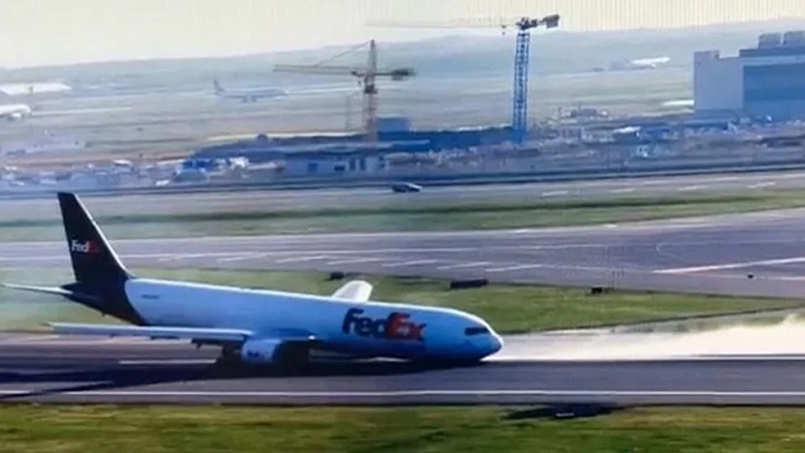 İstanbul Havalimanı’nda uçak gövde üzerine indi