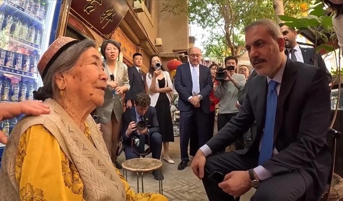 Bakan Fidan ve Uygur nine arasında duygusal anlar!