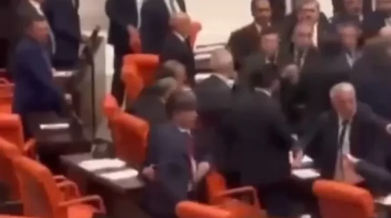 Ak Partili Adil Karaismailoğlu, DEM’li Ali Bozan’ı Meclis’te tekme tokat dövdü