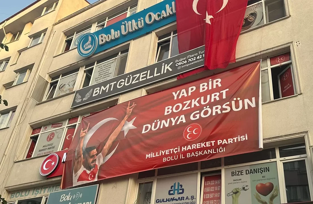 MHP İl Başkanlığından Melih Demiral’a pankartlı destek: Yap bir bozkurt dünya görsün