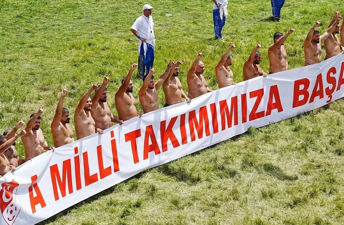 Başpehlivanlardan er meydanında “Bozkurt” işareti
