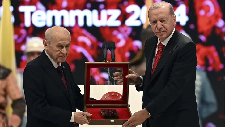 MHP lideri Bahçeli’den, Cumhurbaşkanı Erdoğan’a Kur’an hediyesi