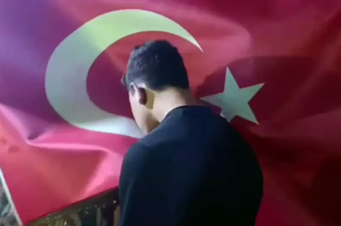 Türk bayrağına saldıran şüpheli, bayrağı öpüp özür diledi