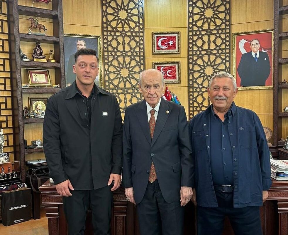 Mesut Özil, MHP Lideri Bahçeli’yi ziyaret etti