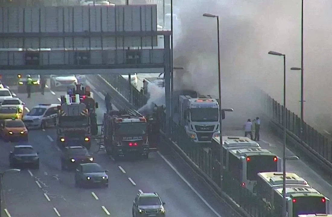 İstanbul’da metrobüs yangını! Çok sayıda ekip sevk edildi