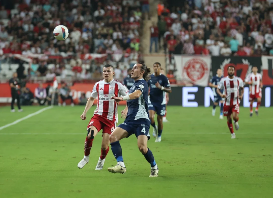 Fenerbahçe Antalyaspor’u 2 golle geçti