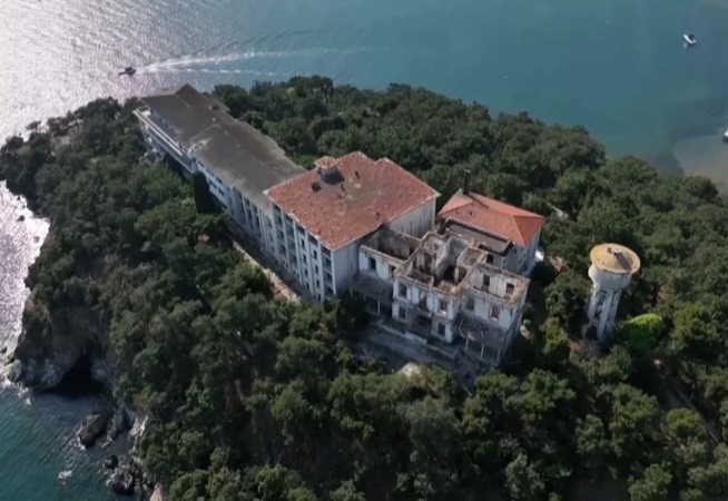 Türkiye’nin ilk pandemi hastanesi harabeye döndü