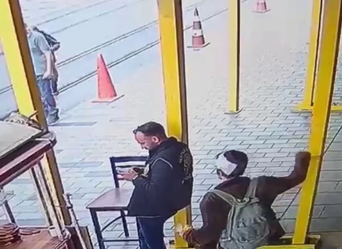 İstanbul’da dehşet anları! Polis memurunu boynundan böyle bıçakladı