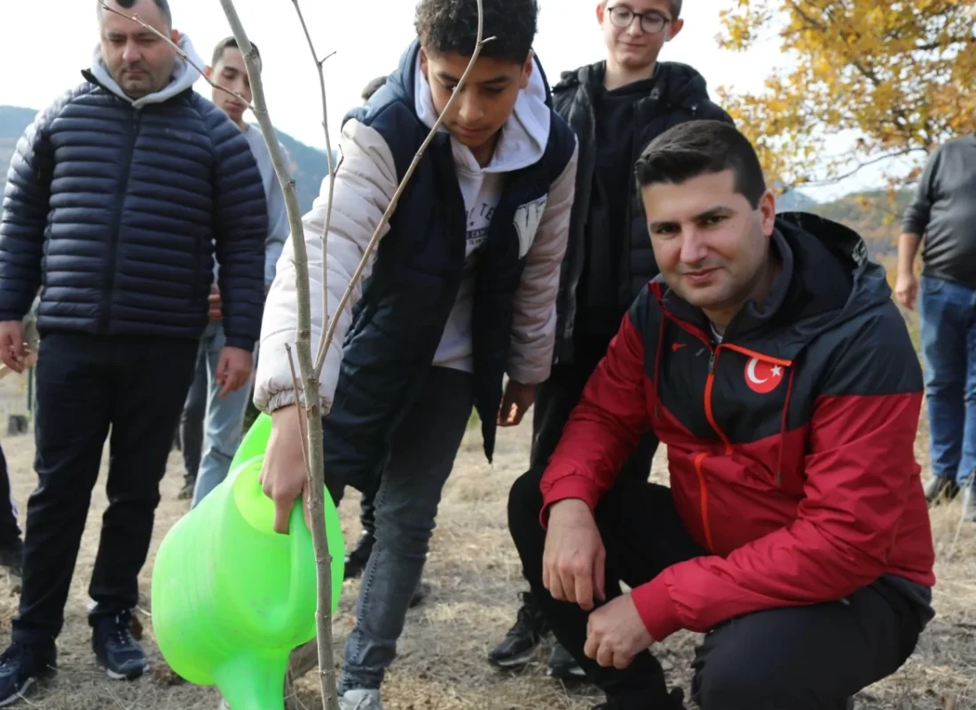 Ülkü Ocakları Genel Başkanı Yıldırım, Ülkücü Şehitler Anıtı’na çınar ağacı dikti