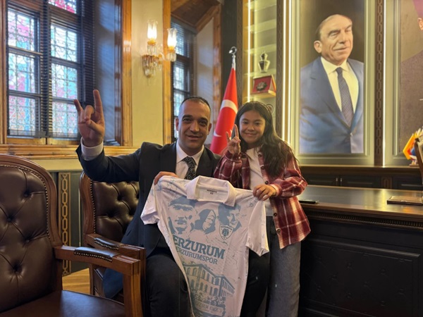 Erzurumspor’un Bozkurt kızına MHP İl Başkanından Nene Hatun formalı jest!