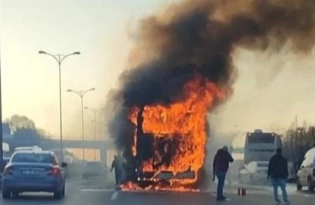 TEM’de yolcu otobüsünde yangın! Ekipler sevk edildi
