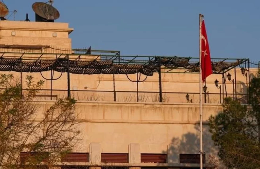 Şam Büyükelçiliği’ne Türk bayrağı göndere çekildi