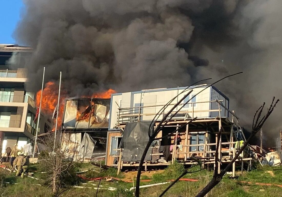 Üsküdar’da işçi konteynerlerinde çıkan yangına itfaiye müdahale ediyor