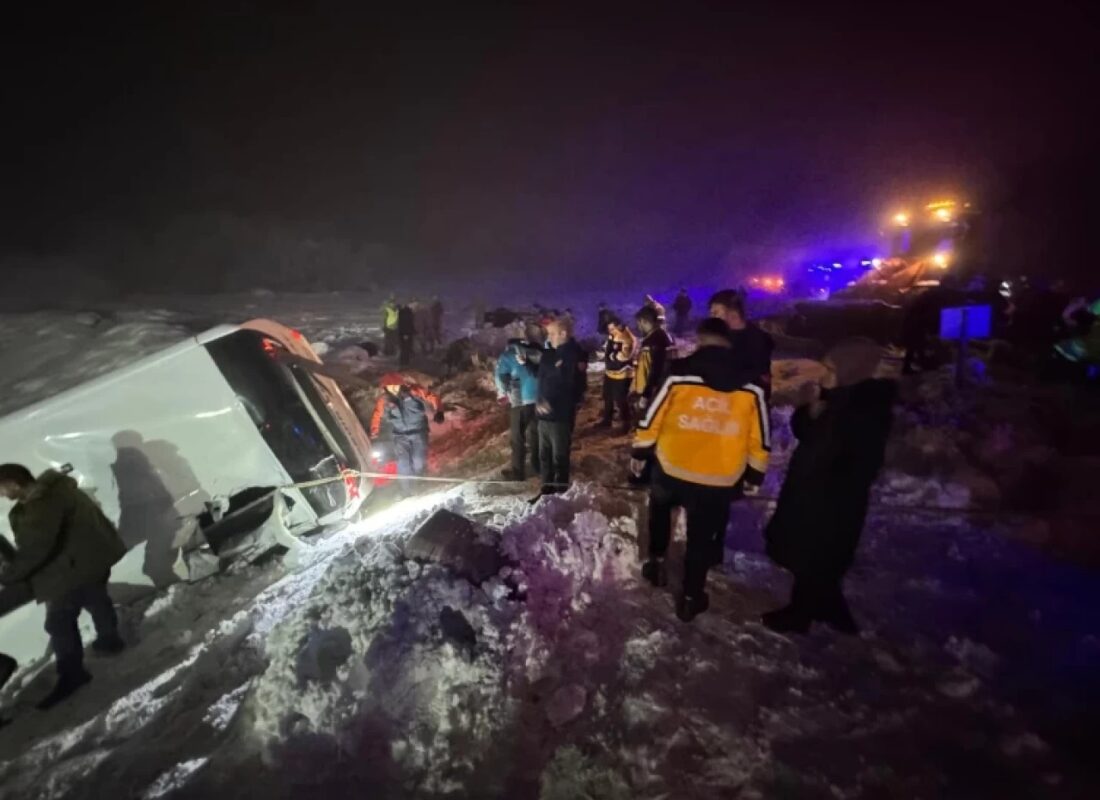 Bingöl’de yolcu otobüsü devrildi: Ölü ve yaralılar var