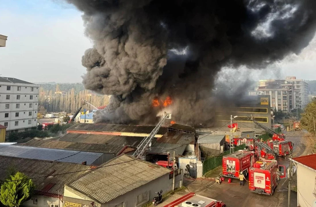 İstanbul’da lastik fabrikasında korkutan yangın