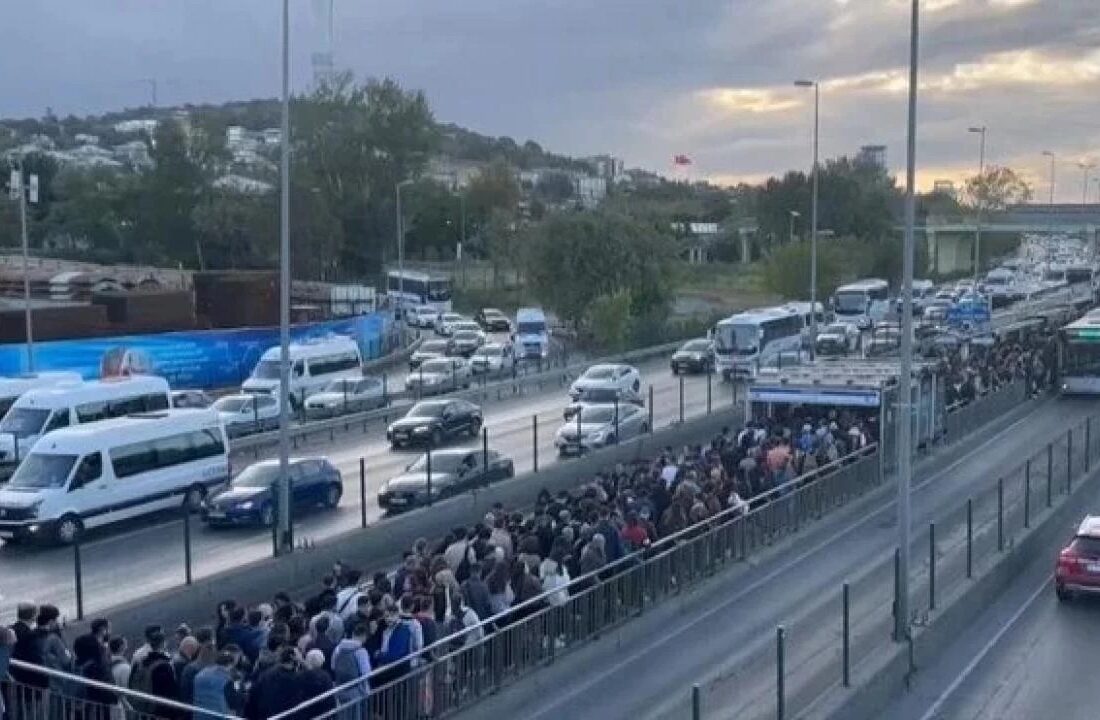 İstanbul’da arızalanan metrobüs yoğunluğa neden oldu