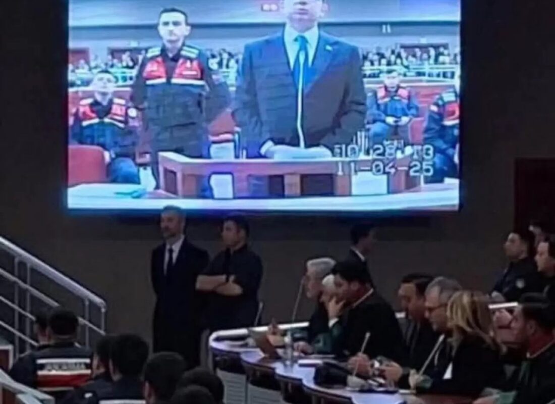 Ekrem İmamoğlu’nun Duruşmayı Şova Çevirdi