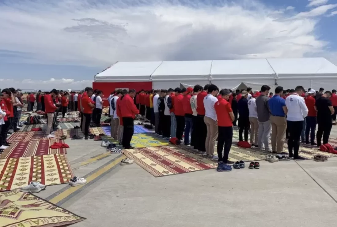 TEKNOFEST’in en dikkat çeken karesi: Cuma namazını birlikte kıldılar