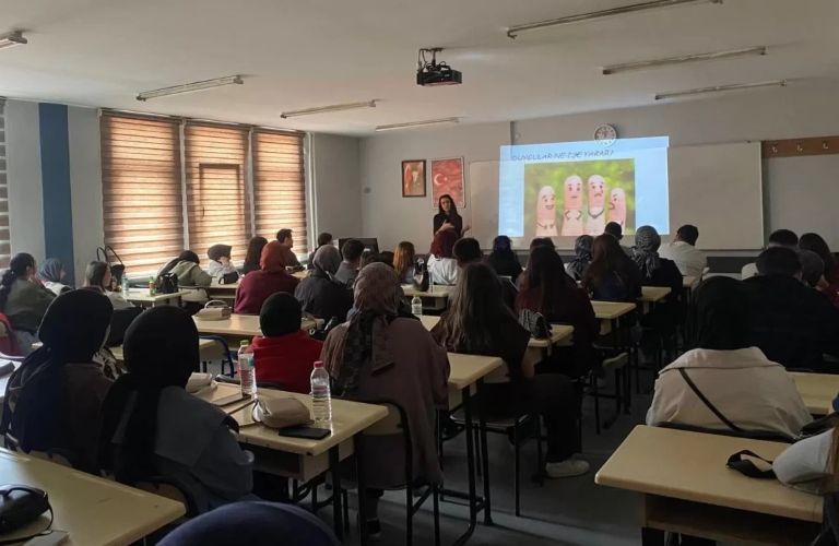 Üniversitesi öğrencilerine Bağımlılıkla mücadele eğitimi verildi