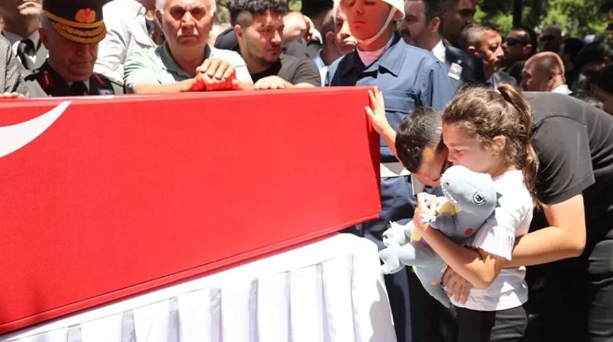 9 yaşındaki Ayşe Mina şehit babasını son yolculuğuna böyle uğurladı